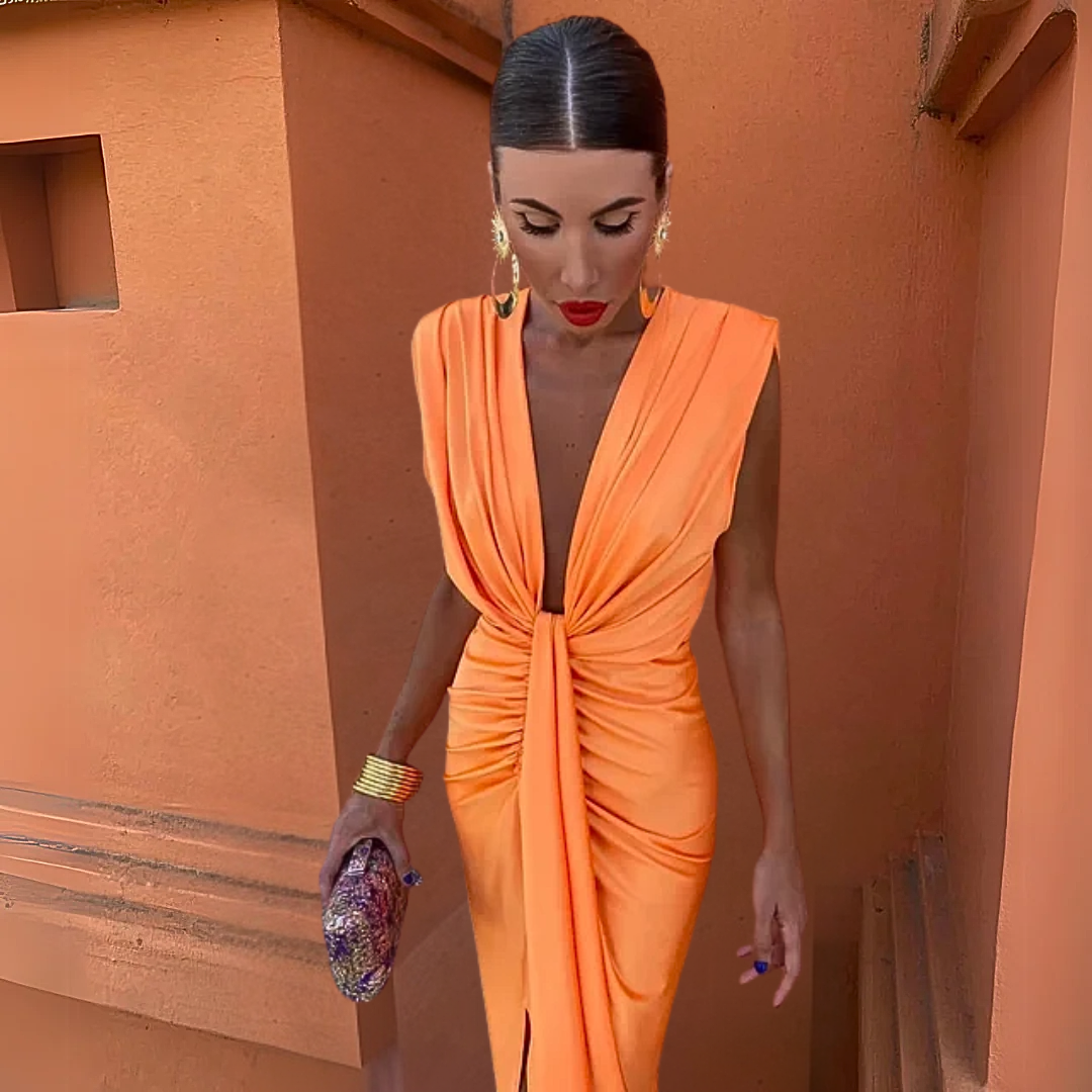 Regina | Elegant dress with a deep neckline