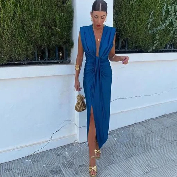 Regina | Elegant dress with a deep neckline